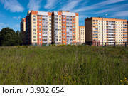 Новые жилые многоэтажные дома на поле с зеленой травой (2012 год). Стоковое фото, фотограф Сергей Шустов / Фотобанк Лори