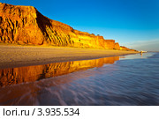 Португалия. Алгарве. Пляж Фалезии (Algarve, Praia da Falésia). Отражение золотистых скал в водах океана на закате (2012 год). Стоковое фото, фотограф Виктория Катьянова / Фотобанк Лори