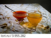 Чашка чая из сушеных цветков липы и каштановый мед. Стоковое фото, фотограф Ольга Денисова / Фотобанк Лори