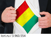 Мужчина расстегивает рубашку, под которой на груди нарисован флаг Гвинеи. Стоковое фото, фотограф Александр Макаров / Фотобанк Лори