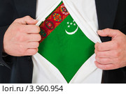 Мужчина расстегивает рубашку, под которой на груди нарисован флаг Туркменистана. Стоковое фото, фотограф Александр Макаров / Фотобанк Лори