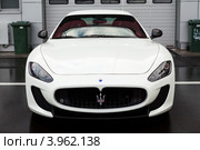 Спорткар Maserati GranTurismo MC Stradale, вид спереди (2012 год). Редакционное фото, фотограф Родион Власов / Фотобанк Лори