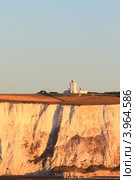Меловые скалы и маяк ранним утром. Дувр (Dover), Англия (2012 год). Стоковое фото, фотограф Вадим Хомяков / Фотобанк Лори