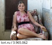 Девочка сидит в кресле. Стоковое фото, фотограф Сергей Юрьев / Фотобанк Лори