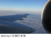 Вид на крыло самолета из иллюминатора. Густые тучи. Стоковое фото, фотограф Сергей Крамарев / Фотобанк Лори