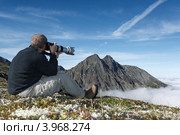 Турист фотографирует горы на Камчатке. Горный массив Вачкажец. Стоковое фото, фотограф А. А. Пирагис / Фотобанк Лори