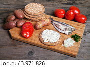 Ингредиенты для приготовления традиционной шведской закуси - тосты, сельдь, помидоры и отварная картошка. Стоковое фото, фотограф Марина Хлыбова / Фотобанк Лори