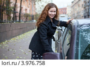 Молодая красивая девушка открывает дверь автомобиля. Стоковое фото, фотограф Кекяляйнен Андрей / Фотобанк Лори
