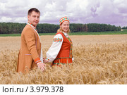 Молодые мужчина и женщина в национальной белорусской одежде в поле (2012 год). Стоковое фото, фотограф Вячеслав Борисевич / Фотобанк Лори