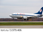 Самолет Boeing 737 авиакомпании Belavia (Белорусские авиалинии) садится на взлетно-посадочную полосу аэропорта Домодедово города Москвы (2012 год). Редакционное фото, фотограф Николай Винокуров / Фотобанк Лори