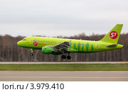 Самолет Airbus A319 авиакомпании S7 Airlines на взлетной полосе аэропорта Домодедово совершает посадку (2012 год). Редакционное фото, фотограф Николай Винокуров / Фотобанк Лори