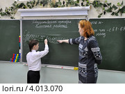 Учитель и ученик у доски (2012 год). Редакционное фото, фотограф Вячеслав Палес / Фотобанк Лори