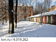 Гаражи-кладовки во дворе старого дома. Стоковое фото, фотограф Голованов Сергей / Фотобанк Лори