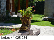 Цветочная клумба в форме сапога в монастыре Ждребаоник, Черногория (2012 год). Стоковое фото, фотограф Алексей Пугачев / Фотобанк Лори