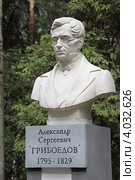 Екатеринбург. ЦПКиО им. Маяковского. Бюст А.С. Грибоедова (2011 год). Редакционное фото, фотограф Светлана Зотеева / Фотобанк Лори