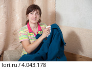 Женщина чистит пальто. Стоковое фото, фотограф Яков Филимонов / Фотобанк Лори