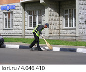 Дворник подметает улицу. Микрорайон "Янтарный" ("Щитниково"), Балашиха, Московская область (2012 год). Редакционное фото, фотограф lana1501 / Фотобанк Лори