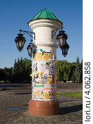 Афишная тумба с фонарями в городе Владимире-Волынском на Украине (2009 год). Редакционное фото, фотограф Солодовникова Елена / Фотобанк Лори