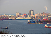 Океанский паром под разгрузкой в торговом порту Владивостока (2012 год). Редакционное фото, фотограф Сергеев Игорь / Фотобанк Лори