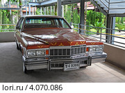 Cadillac DeVille (Кадиллак Де Виль) с тайскими номерами на парковке (2012 год). Редакционное фото, фотограф Григорий Писоцкий / Фотобанк Лори