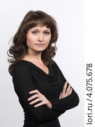Портрет молодой девушки на светлом фоне. Стоковое фото, фотограф Михаил Иванов / Фотобанк Лори