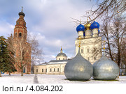 Город Бронницы. Подмосковье. Старые купола после замены стоят на земле (2012 год). Стоковое фото, фотограф Сергей Лаврентьев / Фотобанк Лори