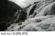 Водопад в национальном парке Jiuzhaigou, занесенном в реестр Всемирного Наследия ЮНЕСКО (2012 год). Стоковое видео, видеограф Сергей Орлов / Фотобанк Лори