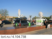 Автомобили телевизионных компаний НТВ и RT на Поклонной горе в День Победы (2011 год). Редакционное фото, фотограф Щеголева Ольга / Фотобанк Лори