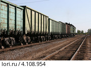Состав полувагонов с тепловозом на станции (2012 год). Редакционное фото, фотограф Юрий Акимов / Фотобанк Лори
