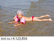 Девочка (3,6 года) лежит на животе на морском берегу (2012 год). Редакционное фото, фотограф Катерина Макарова / Фотобанк Лори