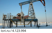 Добыча нефти зимой. Нефтяная качалка. Стоковое видео, видеограф Mikhail Erguine / Фотобанк Лори