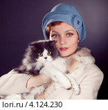Элегантная женщина держит на руках красивого кота. Стоковое фото, фотограф Елена Васильченко / Фотобанк Лори