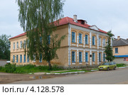 Старинное здание в поселке Селижарово, Тверская область (2012 год). Редакционное фото, фотограф Елена Коромыслова / Фотобанк Лори