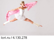 Балерина с розовой тканью в прыжке. Стоковое фото, фотограф CandyBox Images / Фотобанк Лори