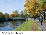 Река Ждановка. Мост Красного Курсанта. Санкт-Петербург (2012 год). Редакционное фото, фотограф Александр Щепин / Фотобанк Лори