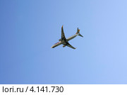Пассажирский самолет в небе Анталии, Турция (2012 год). Редакционное фото, фотограф Олег Пчелов / Фотобанк Лори