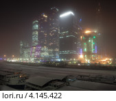 Москва. Сити в морозной дымке. Ночь (2012 год). Редакционное фото, фотограф Юрий Кирсанов / Фотобанк Лори