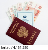 Деньги и сберкнижка, вложенные в российский паспорт (2012 год). Редакционное фото, фотограф Игорь Низов / Фотобанк Лори