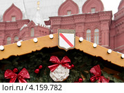 Герб города Страсбурга на фоне Исторического музея. Страсбургская ярмарка на Манежной площади. Москва (2013 год). Редакционное фото, фотограф Илюхина Наталья / Фотобанк Лори