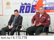 Полномочный представитель Президента Игорь Холманских и заместитель председателя правительства Дмитрий Рогозин. Встреча с журналистами на выставке "Оборона и защита 2012" Редакционное фото, фотограф Игорь Долгов / Фотобанк Лори