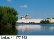 Вид на Тихвинский Успенский монастырь с озера Таборы. Тихвин (2011 год). Стоковое фото, фотограф Виктор Карасев / Фотобанк Лори
