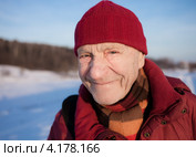 Пожилой мужчина на зимней прогулке. Стоковое фото, фотограф Victoria Demidova / Фотобанк Лори
