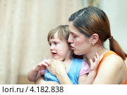 Женщина успокаивает свою дочь. Стоковое фото, фотограф Яков Филимонов / Фотобанк Лори