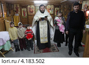 Крестины младенца (2012 год). Редакционное фото, фотограф Дмитрий Неумоин / Фотобанк Лори