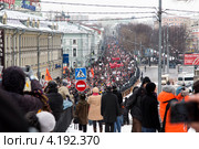 Вид на многотысячную колонну "Марша против подлецов" на бульваре в городе Москве, Россия (2013 год). Редакционное фото, фотограф Николай Винокуров / Фотобанк Лори