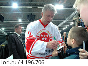 Председатель Госкомспорта России, хоккеист Вячеслав Фетисов дает автограф юным спортсменам (2006 год). Редакционное фото, фотограф Александр С. Курбатов / Фотобанк Лори