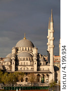 Вид на Новую мечеть (Yeni Valide Camii) в центре города Стамбула, Турция (2012 год). Стоковое фото, фотограф Николай Винокуров / Фотобанк Лори