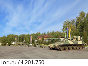Город Нижний Тагил, орудия времен Второй Мировой Войны на полигоне "Старатель" Нижнетагильского института испытания металлов (НТИИМ) во время выставки "Оборона и защита 2012" Редакционное фото, фотограф Игорь Долгов / Фотобанк Лори