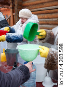 Прихожане наливают святую воду на крещение (2013 год). Редакционное фото, фотограф Володина Ольга / Фотобанк Лори