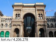 Вид с Соборной площади (piazza del Duomo) на галерею торгового центра Витторио Иммануила II. Милан, Италия (2013 год). Редакционное фото, фотограф Яна Королёва / Фотобанк Лори